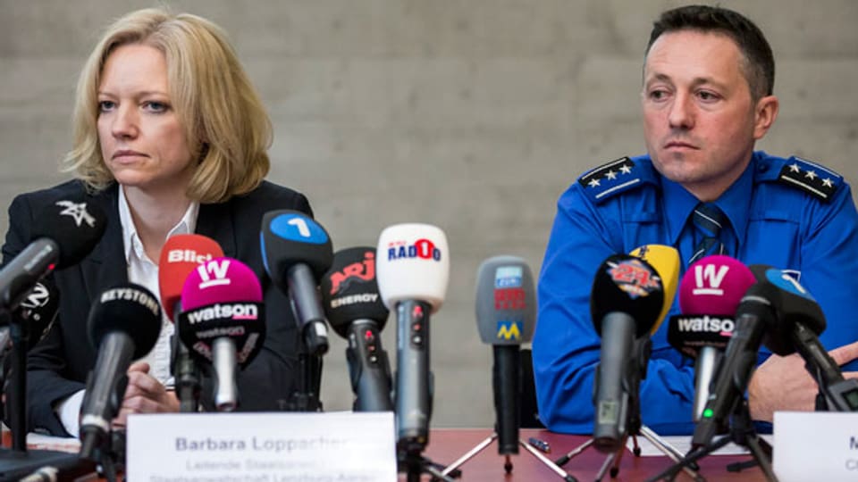 Barbara Loppacher, leitende Staatsanwältin (links) und Markus Gisin, Chef Kriminalpolizei der Kantonspolizei Aargau, informieren die Medien.