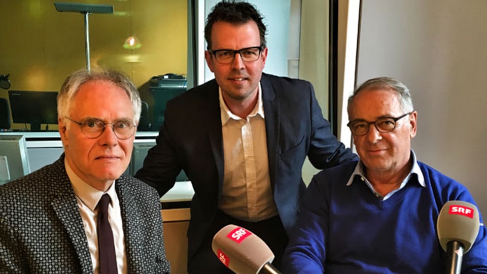 Alt-Bundesrat Moritz Leuenberger (links), SRF-Redaktor Marc Lehmann (Mitte) und Alt-Bundesrat Adolf Ogi (rechts).