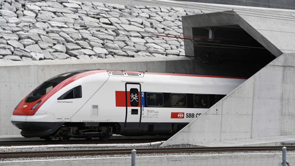 Der erste Zug fährt in den Gotthard-Basistunnel am Nordportal in Erstfeld.