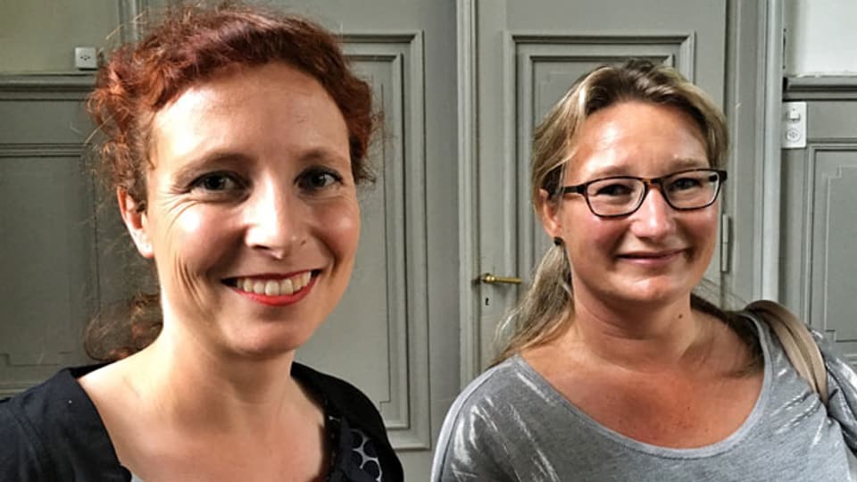 Angela Mattli, Kampagnenleiterin bei der Gesellschaft für bedrohte Völker (links) und Sandra Gerzner, Fahrende.
