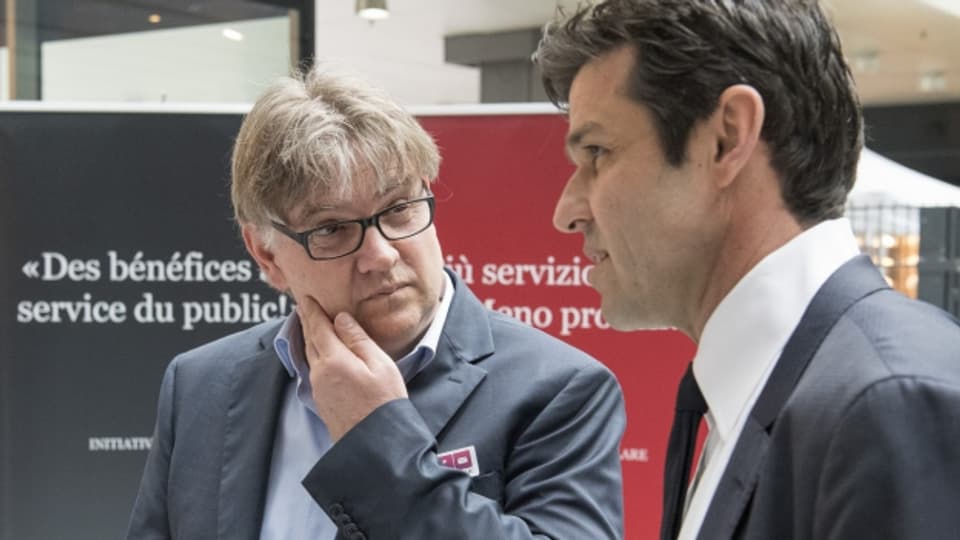 Peter Salvisberg (links), Initiant der Service-public-Initiative, unterhält sich am Abstimmungssonntag am Bahnhof Bern mit Matthias Aebischer, SP-Nationalrat und Gegner der Vorlage.