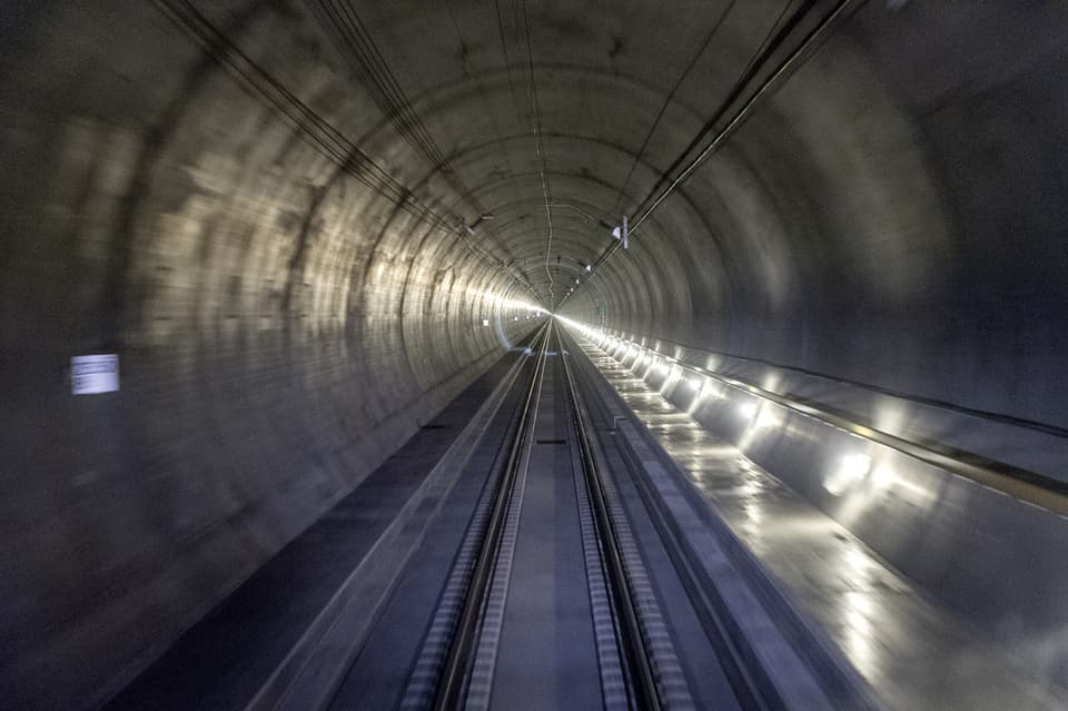 Blick in den Gotthard-Basistunnel aus dem führerstand einer Lokomotiv
