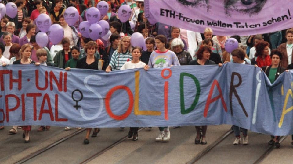 Streikende Frauen vor dem Unispital Zürich am 14. Juni 1991.