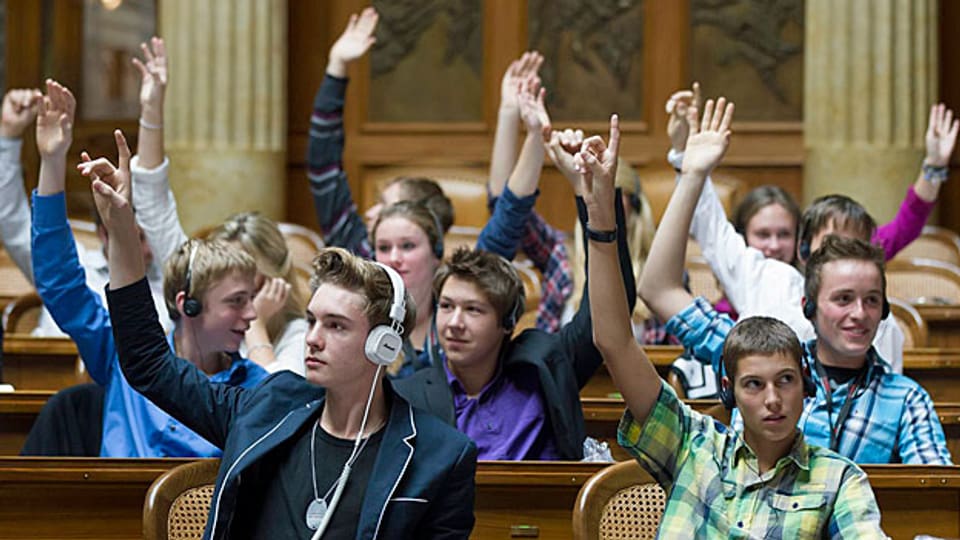 Im Rahmen des Projekts «Schulen nach Bern» stimmen Schülerinnen und Schüler nach einer Debatte im Bundeshaus ab.