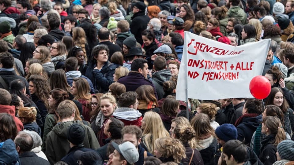 Tausende Personen demonstrieren gegen die Masseneinwanderungsinitiative am 1. März 2014 auf dem Bundesplatz in Bern.