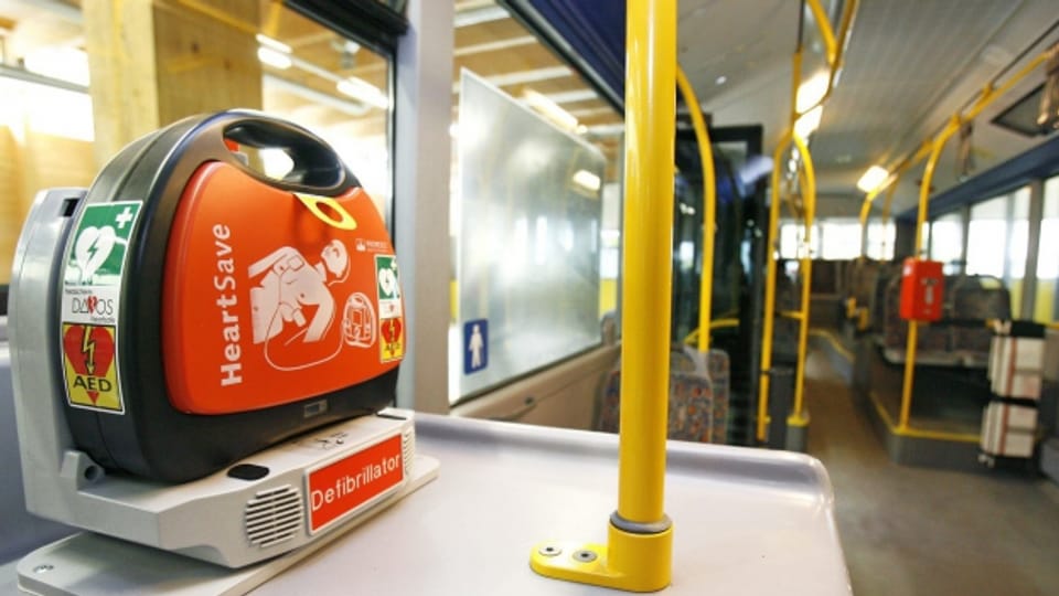 Selten sind die Standorte von Defibrillatoren so klar wie in diesem Davoser Bus.