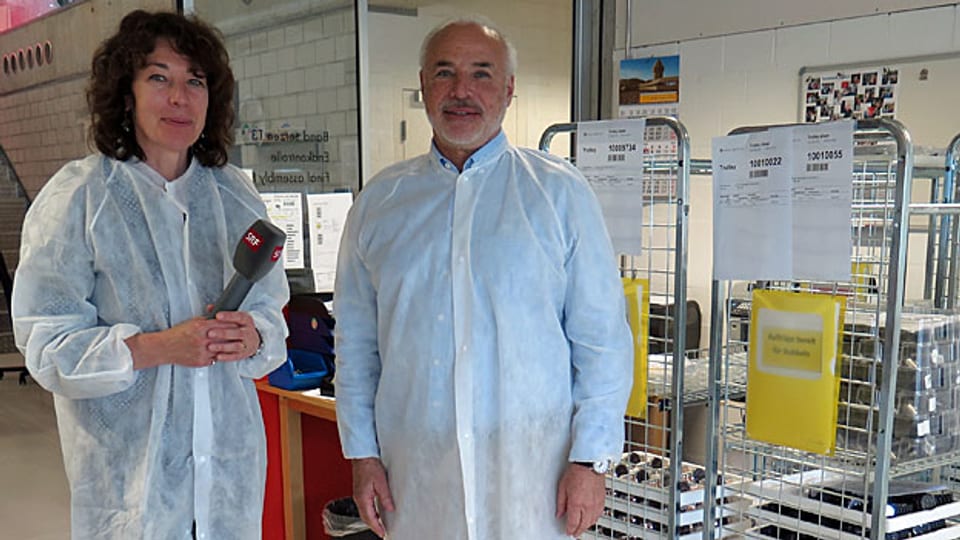 Susanne Brunner und Ronnie Bernheim beim Rundgang in der «Mondaine»-Fabrik im solothurnischen Biberist.