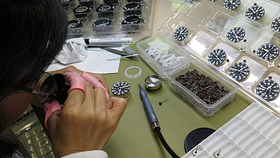 Eine Arbeiterin montiert im Werk Biberist «Mondaine»-Uhren.