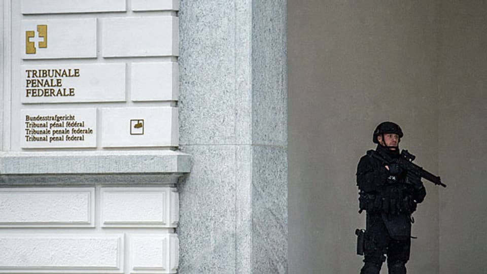 Fedpol, das Bundesamt für Polizei, sieht im verurteilten Iraker eine Gefahr für die Schweiz. Bild: Während des Prozesses in Februar war der Eingang zum Bundesstrafgericht in Bellinzona von bewaffneten Polizeikräften bewacht.