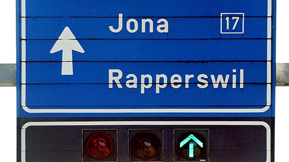 In Spitzenzeiten quälen sich täglich mehr Autos über den Seedamm bei Rapperswil-Jona als durch den Gotthardtunnel.