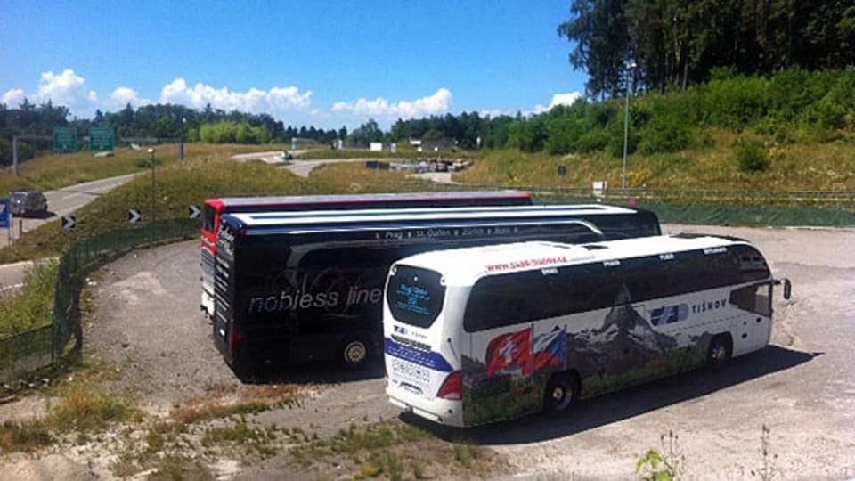 Innerhalb der Schweiz ist es den Fernbussen untersagt, die Linien des öffentlichen Verkehrs zu konkurrenzieren.