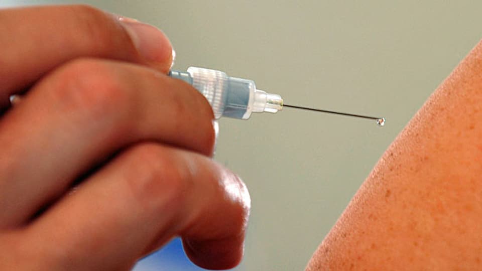 Die Hepatitis C-Impfung basiert auf einem neuartigen Impfprinzip. Dieses zielt auf eine Abwehrreaktion der körpereigenen Abwehrzellen – im Gegensatz zu den herkömmlichen Impfungen, die eine Antikörperreaktion hervorrufen.