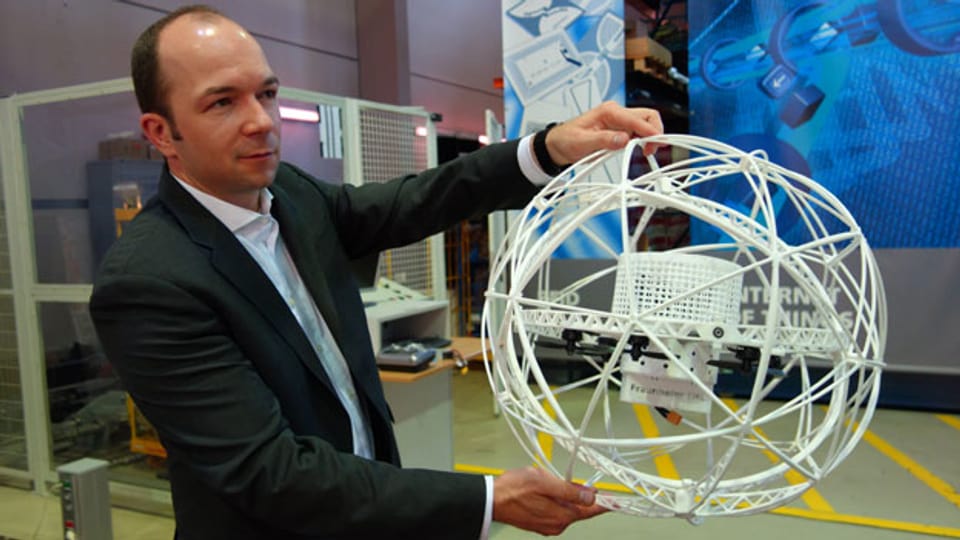 Erik Wirsing, der Innovationschef des Logistikunternehmens DB Schenker,  mit einer Drohne, die nicht nur fliegen, sondern auch rollen kann.