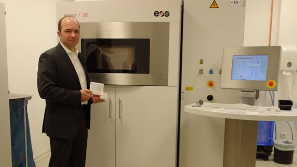 Erik Wirsing, Innovations-Chef beim Logistikdienstleister DB Schenker vor dem 3D-Drucker.
