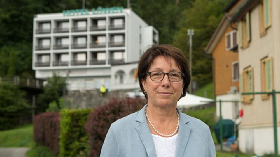 Die Urner Regierungsrätin Barbara Bär vor dem früheren Hotel Löwen in Seelisberg, wo die Asylunterkunft geplant war.