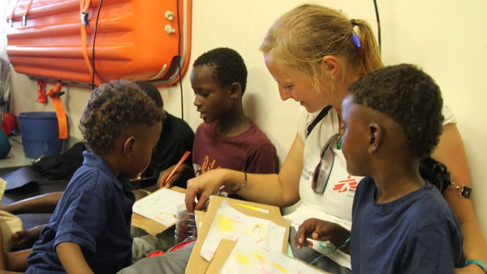 Antonia Zemp, Pflegefachfrau auf MSF-Rettungsboot, mit Flüchtlingskindern. © MSF.