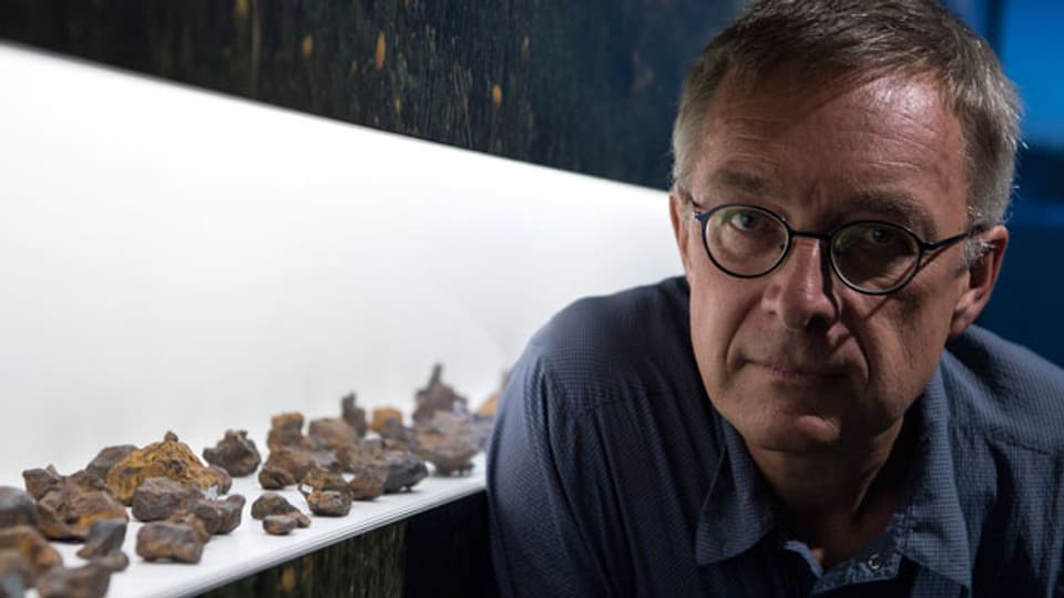 Beda Hofmann, Meteoriten-Forscher, mit Meteoriten, die auf dem Twannberg gefunden wurden im Naturhistorischen Museum in Bern.