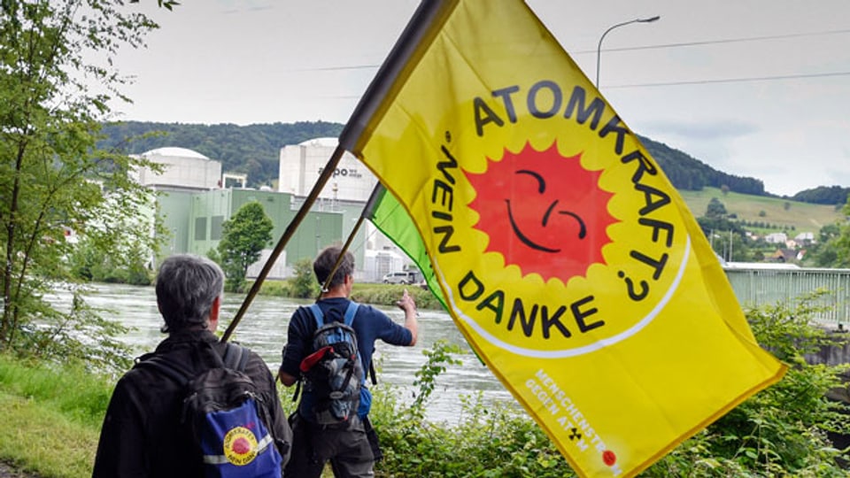Gegner von Atomkraftwerken marschieren am 19. Juni 2016 am «Strom gegen Atom». Die SVP hat sich dazu entschieden, das -Referendum gegen die Energiewende zu unterstützen.