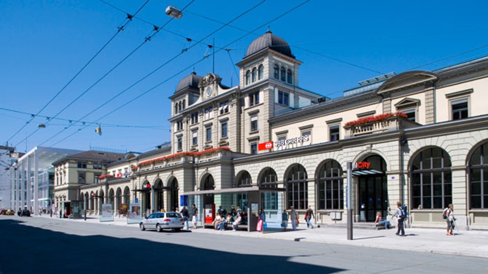 Während in der Stadt Zürich der Anteil der Sozialhilfeempfänger rückläufig ist, ist er in Winterthur angestiegen. Bild: Stadt Bahnhofsgebäude und das Stadttor-Gebäude (links) in Winterthur.