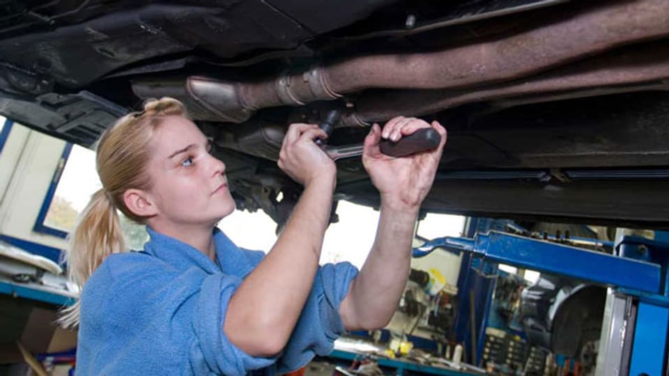Automobil-Assistenten und Automobil-Assistentinnen erledigen einfache Reparaturen an Fahrzeugen. Das Berufsattest EBA ermöglicht einen Einstieg ins zweite Lehrjahr als Automobil-Fachmann/-frau EFZ.