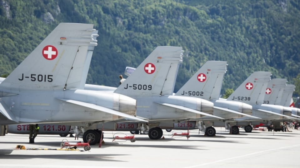 F/A-18-Flugzeuge der Schweizer Armee auf dem Militärflugplatz in Meiringen.