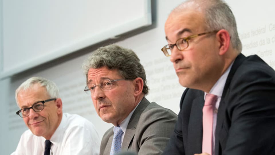 Kurt Fluri, FDP-SO, Heinz Brand, Präsident der Staatspolitischen Kommission des Nationalrats, SVP-GR, und Gregor Rutz, SVP-ZH, an der Medienkonferenz der Staatspolitischen Kommission (SPK) (von links).