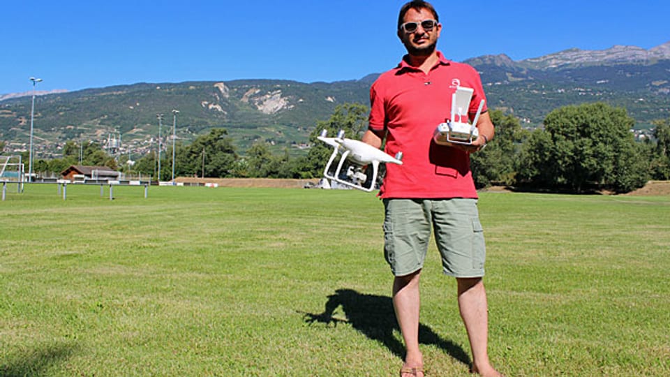 Viele Unternehmen verlangten inzwischen eine Ausbildung von Mitarbeitenden, die Drohnen fliegen, sagt Drohnenfluglehrer Frédéric Hemmeler. Seine Schüler legen deshalb am Ende des einwöchigen Kurses eine theoretische Prüfung ab.