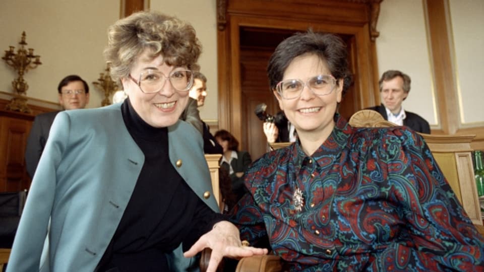 Lilian Uchtenhagen feiert mit der neuen Bundesrätin Ruth Dreifuss ihre Wahl vom 10. März 1993.