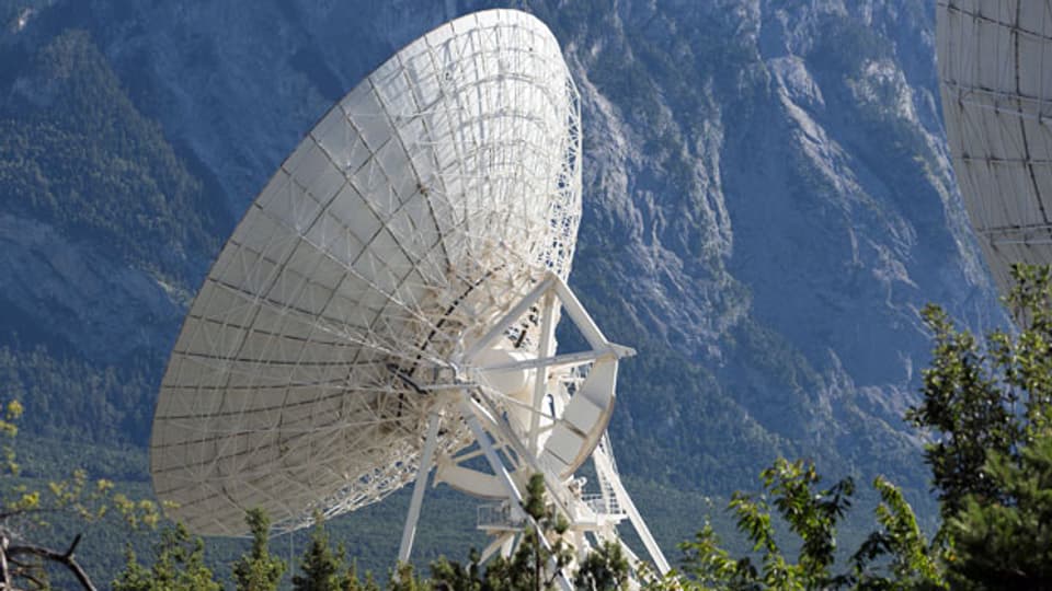 Die Satellitenanlage mit Parabolantennen auf dem Plateau von Brentjong oberhalb von Leuk im Kanton Wallis.