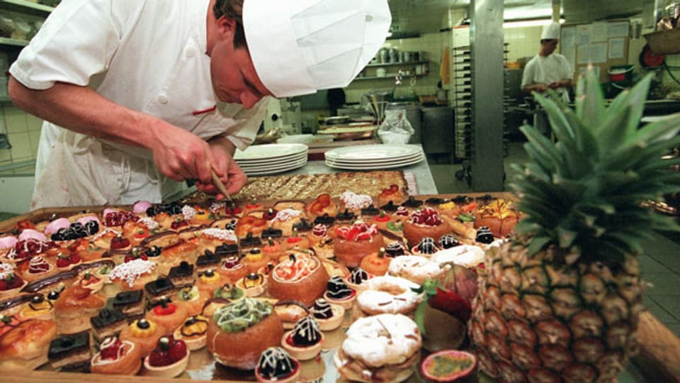 In Schweizer Hotelküchen werden sehr viele Nahrungsmittel weggeworfen. Mit einer Kampagne sollen Angestellte für dieses Thema sensibilisiert werden.