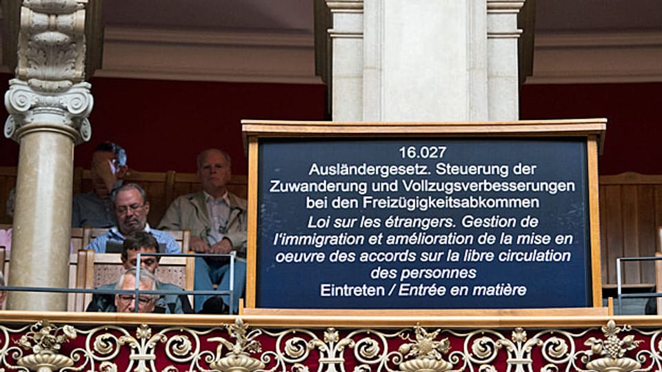 «Ausländergesetz. Steuerung der Zuwanderung und Vollzugsverbesserungen bei den Freizügigkeitsabkommen. Eintreten», steht auf einem Bildschirm im Nationalratssaal.