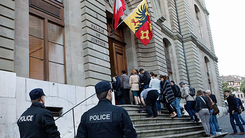 Prozessbesucher vor dem Eingang zum «Palais de Justice» in Genf
