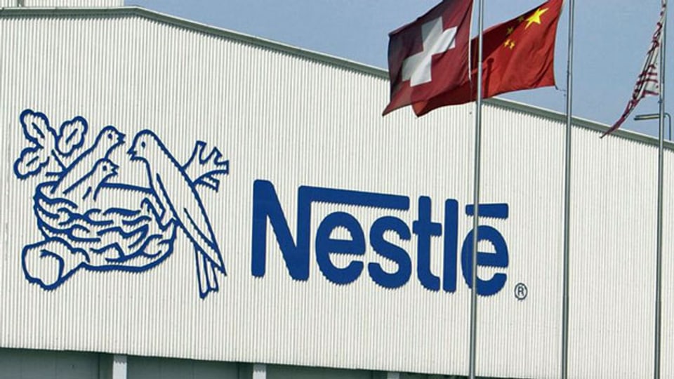 Das Logo des Lebensmittel-Konzerns Nestlé. Mit der Konzernverantwortungs-Initiative würde auch Nestlé in die Pflicht genommen.