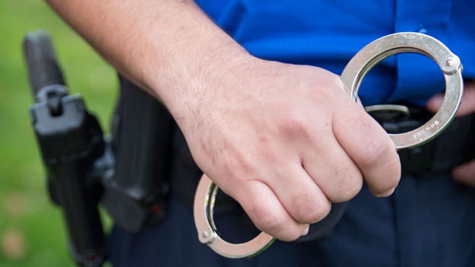 Statt des minderjährigen Mädchens kam der Polizist – mit Handschellen.