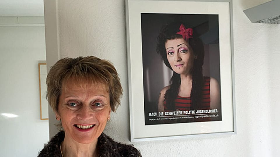 Eveline Widmer-Schlumpf steht vor dem Portrait, das sie als Punkerin zeigt.