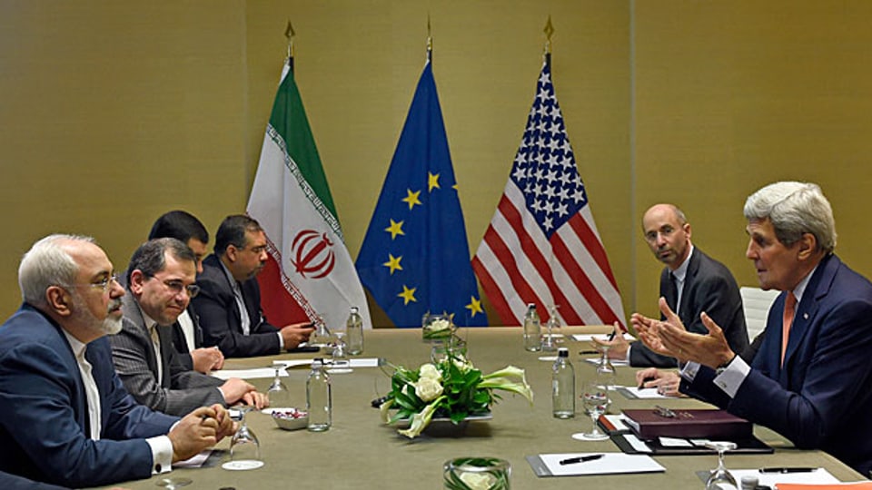 Wo Diplomaten arbeiten, sind die Spione nicht weit. Die Atomverhandlungen Ende Mai 2015 in Genf wurden tatsächlich abgehört. Bild: Der iranische Aussenminister Zarif und US-Aussenminister Kerry in Genf.