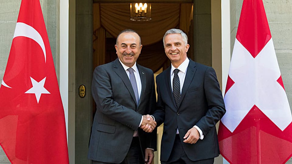 Wichtig sei der Dialog – nur so sei eine weitere Verhärtung zu verhindern, sagte Aussenminister Didier Burkhalter nach dem Besuch des türkischen Aussenministers Mevlüt Cavusoglu.