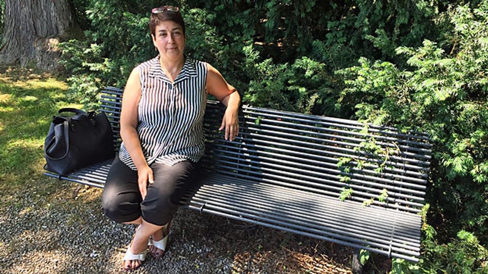 Die neue MCG-Präsidentin Ana Roch sitzt auf einer Bank im Park hinter dem Rathaus von Vernier, der grössten Genfer Gemeinde.