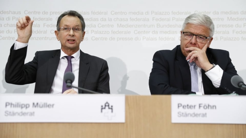 Ständerat Philippe Müller (FDP, links) und Ständerat Peter Föhn (SVP, rechts) während einer Medienkonferenz über die Umsetzung der Masseneinwanderungsinitiative.