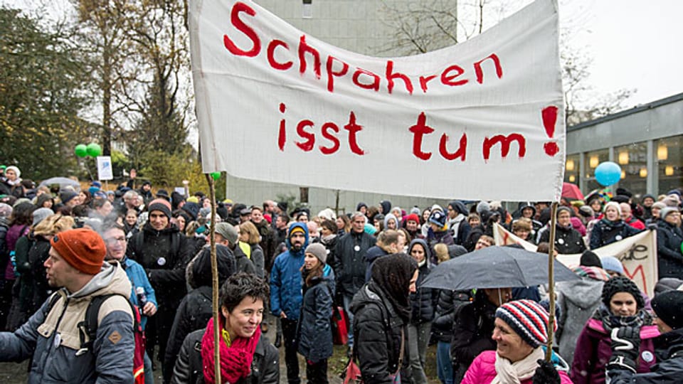 Die bürgerlichen Politiker zeigten sich unbeeindruckt vom Grossaufmarsch in Aarau. Die SVP forderte danach, dass man den demonstrierenden Lehrkräften für ihren Widerstand eine Woche Ferien streichen möge.