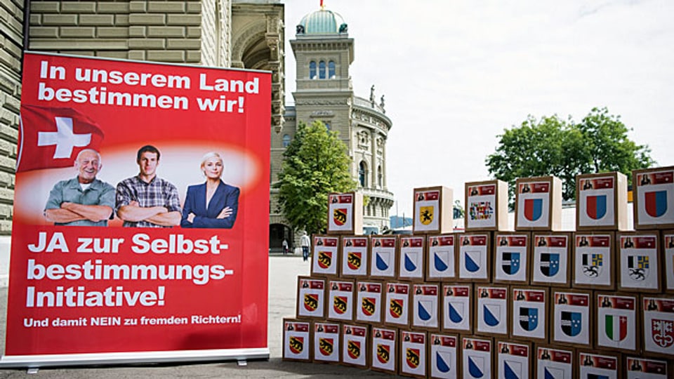 Kisten mit gesammelten Unterschriften der SVP-«Selbstbestimmungsinitiative» stehen am 12. August 2016 vor dem Bundeshaus.