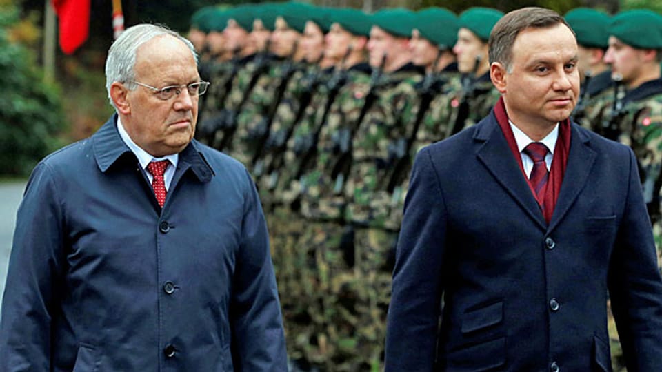 Bundespräsident Schneider Ammann und der polnische Präsident Duda passieren im Lohn in Kehrsatz die Ehrengarde.