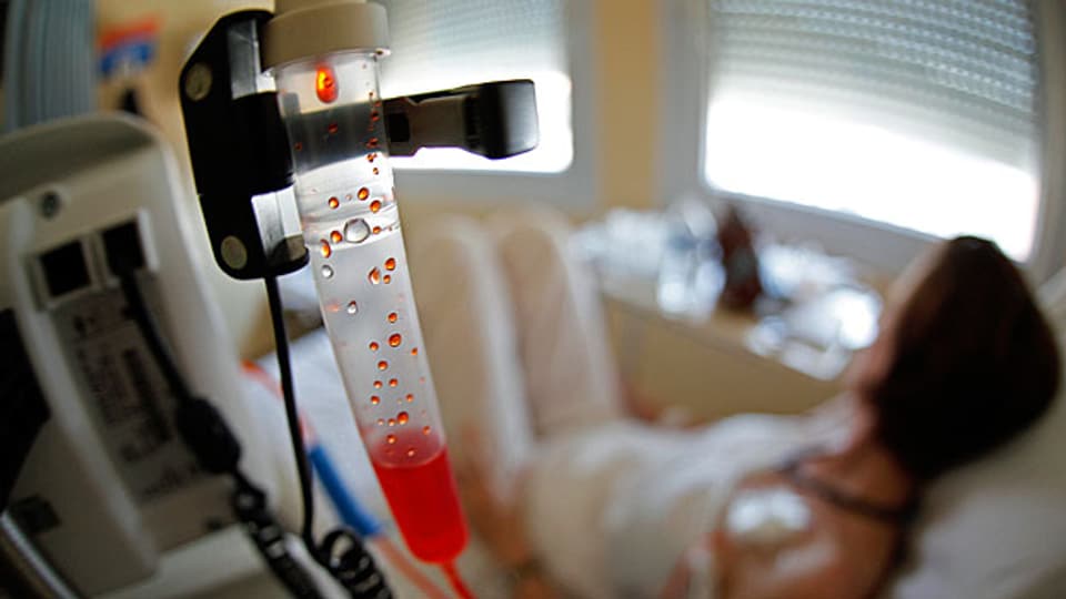 Die Krebserkrankung und die Rückkehr in den Berufsalltag. Bild: Chemotherapie. Die Behandlung in einem Spital.