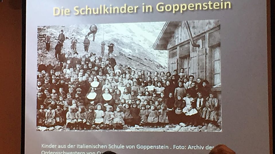 «Die Schulkinder in Goppenstein» steht über einem Foto aus dem Archiv der Ordensschwestern.