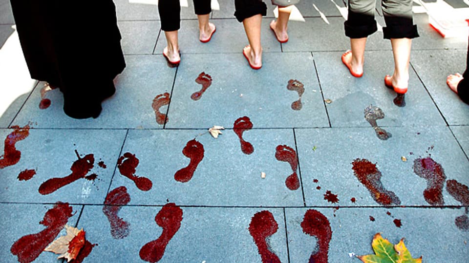 14'000 Mal jedes Jahr wird in der Schweiz wegen häuslicher Gewalt die Polizei gerufen. Bild: Eine Aktion gegen häusliche Gewalt im spanischen Sevilla: Frauen hinterlassen auf einem Platz blutrote Fussabdrücke.
