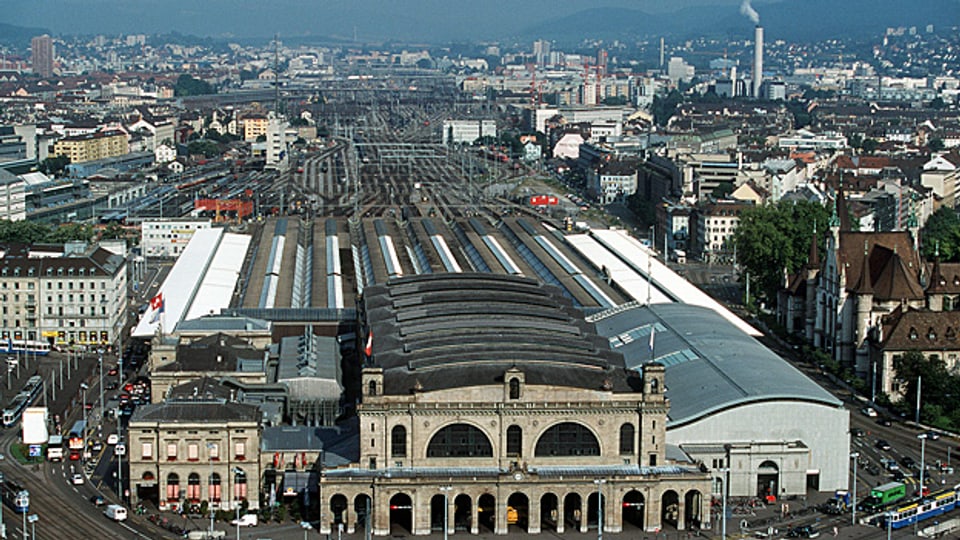 Der Zürcher Stadtrat hat die SBB dazu verpflichtet, auf einem Drittel des Areals beim Zürcher Hauptbahnhof gemeinnützige Wohnungen zu errichten. Luxuswohnungen dagegen soll es gar keine geben. Dies war möglich, weil die SBB-Areale in der Industriezone liegen.