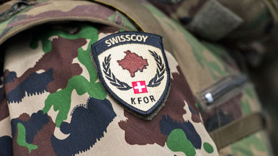 Das Abzeichen der Swisscoy auf einer Uniform, während der Ausbildung zu Swisscoy-Soldaten.