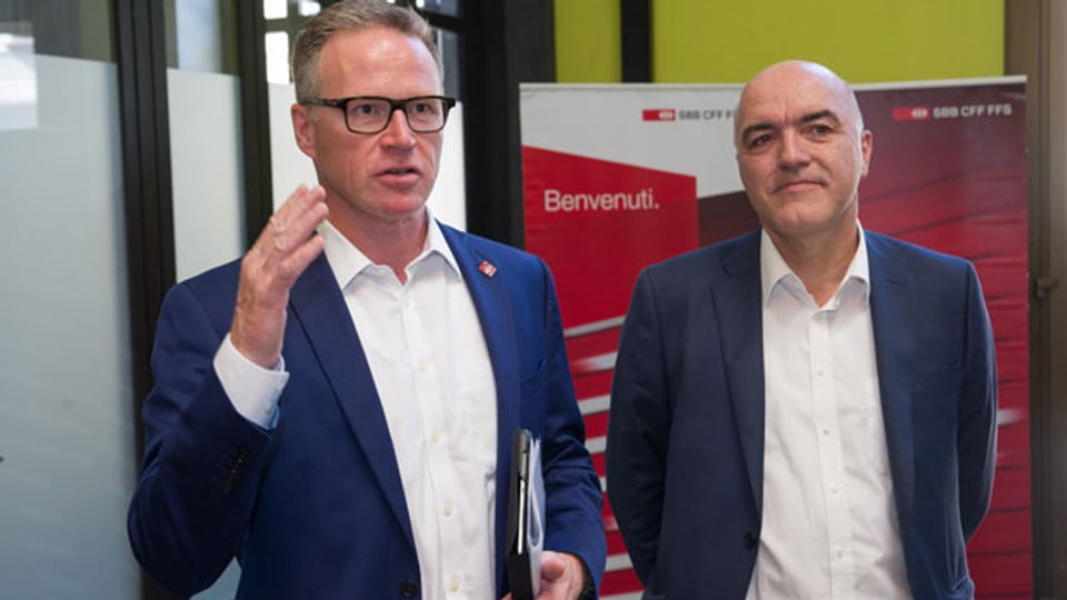 Andreas Meyer (links), CEO SBB, zusammen mit Bruno Arrigoni, Bürgermeister von Chiasso. Die SBB wird bis im Jahr 2021 rund 240 Millionen Franken in den Um- und Ausbau des Bahnhofs Chiasso investieren.