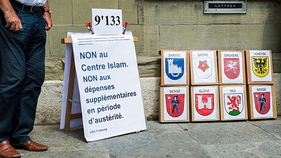 Kisten mit gesammelten Unterschriften der SVP-Initiative gegen das Islam-Zentrum der Uni Freiburg.