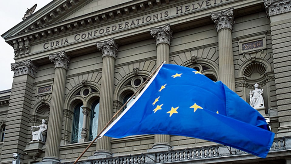 Die Schweiz habe ihre Analyse der Konformität mit dem Personenfreizügigkeitsabkommen selber gemacht. Die Vorbehalte der EU habe die Schweiz in der Woche darauf dann «selbstverständlich auch noch zur Kenntnis genommen», schreibt das Justizdepartement.